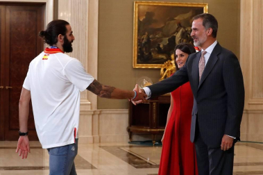 Los Reyes y Pedro Sánchez han recibido a los integrantes de la selección, que después han recorrido las calles de Madrid en un autobús descapotable para culminar en una fiesta en la plaza de Colón.
