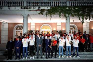 Los Reyes y Pedro Sánchez han recibido a los integrantes de la selección, que después han recorrido las calles de Madrid en un autobús descapotable para culminar en una fiesta en la plaza de Colón.
