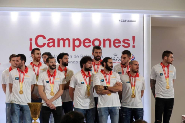Los Reyes y Pedro Sánchez han recibido a los integrantes de la selección, que después han recorrido las calles de Madrid en un autobús descapotable para culminar en una fiesta en la plaza de Colón.