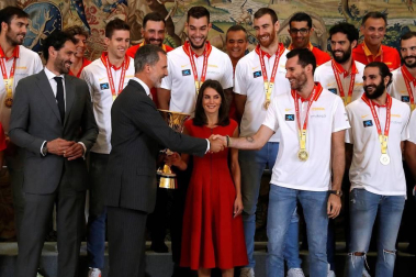 Los Reyes y Pedro Sánchez han recibido a los integrantes de la selección, que después han recorrido las calles de Madrid en un autobús descapotable para culminar en una fiesta en la plaza de Colón.