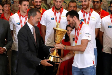 Los Reyes y Pedro Sánchez han recibido a los integrantes de la selección, que después han recorrido las calles de Madrid en un autobús descapotable para culminar en una fiesta en la plaza de Colón.