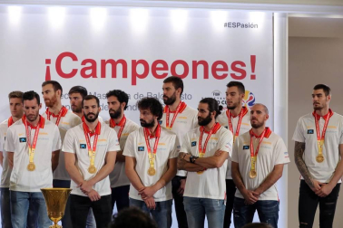 Los Reyes y Pedro Sánchez han recibido a los integrantes de la selección, que después han recorrido las calles de Madrid en un autobús descapotable para culminar en una fiesta en la plaza de Colón.