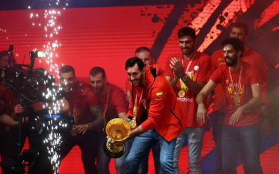 Los Reyes y Pedro Sánchez han recibido a los integrantes de la selección, que después han recorrido las calles de Madrid en un autobús descapotable para culminar en una fiesta en la plaza de Colón.