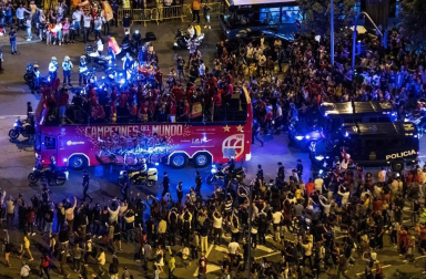Los Reyes y Pedro Sánchez han recibido a los integrantes de la selección, que después han recorrido las calles de Madrid en un autobús descapotable para culminar en una fiesta en la plaza de Colón.