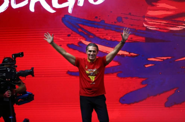 Los Reyes y Pedro Sánchez han recibido a los integrantes de la selección, que después han recorrido las calles de Madrid en un autobús descapotable para culminar en una fiesta en la plaza de Colón.
