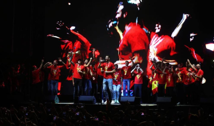 Los Reyes y Pedro Sánchez han recibido a los integrantes de la selección, que después han recorrido las calles de Madrid en un autobús descapotable para culminar en una fiesta en la plaza de Colón.