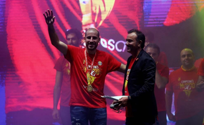 Los Reyes y Pedro Sánchez han recibido a los integrantes de la selección, que después han recorrido las calles de Madrid en un autobús descapotable para culminar en una fiesta en la plaza de Colón.