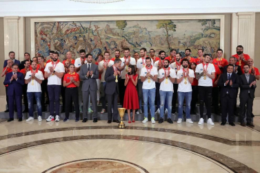 Los Reyes y Pedro Sánchez han recibido a los integrantes de la selección, que después han recorrido las calles de Madrid en un autobús descapotable para culminar en una fiesta en la plaza de Colón.