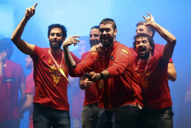 Los Reyes y Pedro Sánchez han recibido a los integrantes de la selección, que después han recorrido las calles de Madrid en un autobús descapotable para culminar en una fiesta en la plaza de Colón.