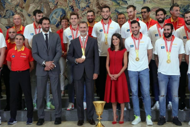 Los Reyes y Pedro Sánchez han recibido a los integrantes de la selección, que después han recorrido las calles de Madrid en un autobús descapotable para culminar en una fiesta en la plaza de Colón.
