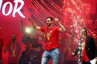 Los Reyes y Pedro Sánchez han recibido a los integrantes de la selección, que después han recorrido las calles de Madrid en un autobús descapotable para culminar en una fiesta en la plaza de Colón.