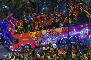 Los Reyes y Pedro Sánchez han recibido a los integrantes de la selección, que después han recorrido las calles de Madrid en un autobús descapotable para culminar en una fiesta en la plaza de Colón.