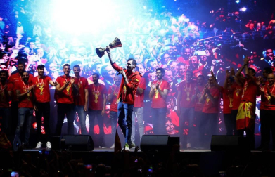 Los Reyes y Pedro Sánchez han recibido a los integrantes de la selección, que después han recorrido las calles de Madrid en un autobús descapotable para culminar en una fiesta en la plaza de Colón.