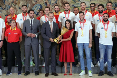 Los Reyes y Pedro Sánchez han recibido a los integrantes de la selección, que después han recorrido las calles de Madrid en un autobús descapotable para culminar en una fiesta en la plaza de Colón.