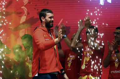 Los Reyes y Pedro Sánchez han recibido a los integrantes de la selección, que después han recorrido las calles de Madrid en un autobús descapotable para culminar en una fiesta en la plaza de Colón.