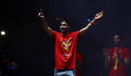 Los Reyes y Pedro Sánchez han recibido a los integrantes de la selección, que después han recorrido las calles de Madrid en un autobús descapotable para culminar en una fiesta en la plaza de Colón.