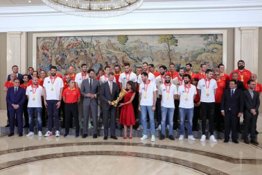 Los Reyes y Pedro Sánchez han recibido a los integrantes de la selección, que después han recorrido las calles de Madrid en un autobús descapotable para culminar en una fiesta en la plaza de Colón.