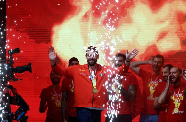 Los Reyes y Pedro Sánchez han recibido a los integrantes de la selección, que después han recorrido las calles de Madrid en un autobús descapotable para culminar en una fiesta en la plaza de Colón.