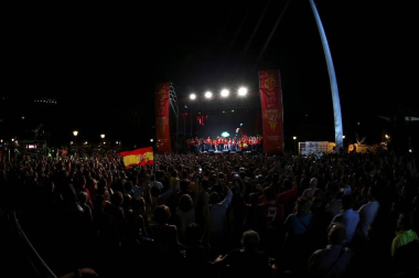 Los Reyes y Pedro Sánchez han recibido a los integrantes de la selección, que después han recorrido las calles de Madrid en un autobús descapotable para culminar en una fiesta en la plaza de Colón.