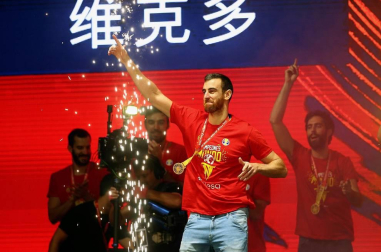 Los Reyes y Pedro Sánchez han recibido a los integrantes de la selección, que después han recorrido las calles de Madrid en un autobús descapotable para culminar en una fiesta en la plaza de Colón.