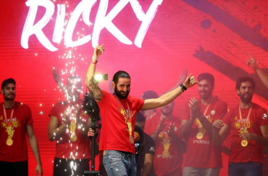 Los Reyes y Pedro Sánchez han recibido a los integrantes de la selección, que después han recorrido las calles de Madrid en un autobús descapotable para culminar en una fiesta en la plaza de Colón.