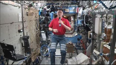 Brad Pitt mantiene una conversación con un astronauta de la NASA
