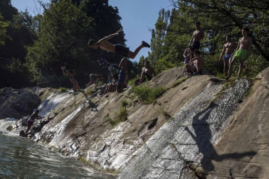 Las personas con trabajo a pie de calle son las que más sufren las altas temperaturas. En Pamplona, finalmente no se cumplieron los pronósticos y los termómetros no pasaron de los 35 grados