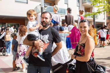 Las comparsas de gigantes y cabezudos son un elemento imprescindible de las fiestas en Navarra. En Ansoáin, los más pequeños no faltaron a su cita con estos personajes, para disfrutar con sus bailes o soltar un poco de adrenalina corriendo delante de los temibles kilikis.