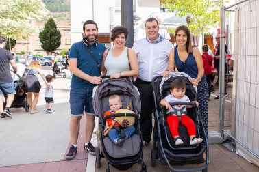 Las comparsas de gigantes y cabezudos son un elemento imprescindible de las fiestas en Navarra. En Ansoáin, los más pequeños no faltaron a su cita con estos personajes, para disfrutar con sus bailes o soltar un poco de adrenalina corriendo delante de los temibles kilikis.