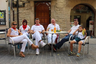 La jornada del lunes 16 de septiembre los mayores de Sangüesa celebraron de forma especial las fiestas de su ciudad. Durante la mañana, las dianas, los encierros y los bailes de la comparsa ambientaron las calles del centro, en una jornada soleada que multiplicó el buen ambiente festivo.