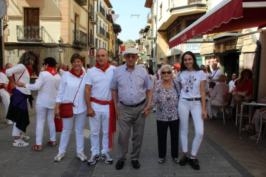 La jornada del lunes 16 de septiembre los mayores de Sangüesa celebraron de forma especial las fiestas de su ciudad. Durante la mañana, las dianas, los encierros y los bailes de la comparsa ambientaron las calles del centro, en una jornada soleada que multiplicó el buen ambiente festivo.
