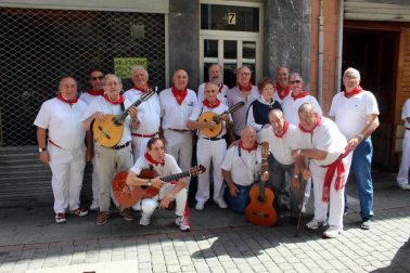 La jornada del lunes 16 de septiembre los mayores de Sangüesa celebraron de forma especial las fiestas de su ciudad. Durante la mañana, las dianas, los encierros y los bailes de la comparsa ambientaron las calles del centro, en una jornada soleada que multiplicó el buen ambiente festivo.