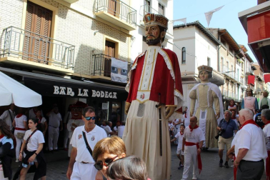 La jornada del lunes 16 de septiembre los mayores de Sangüesa celebraron de forma especial las fiestas de su ciudad. Durante la mañana, las dianas, los encierros y los bailes de la comparsa ambientaron las calles del centro, en una jornada soleada que multiplicó el buen ambiente festivo.