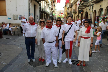 La jornada del lunes 16 de septiembre los mayores de Sangüesa celebraron de forma especial las fiestas de su ciudad. Durante la mañana, las dianas, los encierros y los bailes de la comparsa ambientaron las calles del centro, en una jornada soleada que multiplicó el buen ambiente festivo.