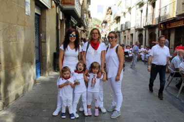 La jornada del lunes 16 de septiembre los mayores de Sangüesa celebraron de forma especial las fiestas de su ciudad. Durante la mañana, las dianas, los encierros y los bailes de la comparsa ambientaron las calles del centro, en una jornada soleada que multiplicó el buen ambiente festivo.