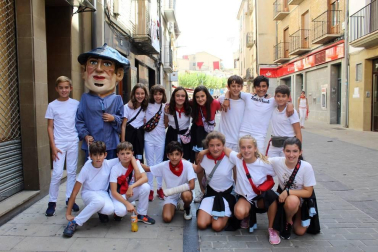 La jornada del lunes 16 de septiembre los mayores de Sangüesa celebraron de forma especial las fiestas de su ciudad. Durante la mañana, las dianas, los encierros y los bailes de la comparsa ambientaron las calles del centro, en una jornada soleada que multiplicó el buen ambiente festivo.