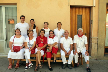 La jornada del lunes 16 de septiembre los mayores de Sangüesa celebraron de forma especial las fiestas de su ciudad. Durante la mañana, las dianas, los encierros y los bailes de la comparsa ambientaron las calles del centro, en una jornada soleada que multiplicó el buen ambiente festivo.