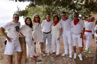 El domingo 15 de septiembre los cascantinos acudieron a la Basílica del Romero a honrar a su patrona, dentro de la programación de sus fiestas grandes. Tras la eucaristía, los vecinos bajaron a la plaza de los Fueros donde la Banda Municipal y la Coral Cais-Cantum interpretaron el Himno de las Cortes de Navarra. Posteriormente fue la Jota de Cascante la protagonista del día, con la participación de la Banda Municipal, los Gaiteros y la Comparsa de Gigantes.