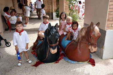 El domingo 15 de septiembre los cascantinos acudieron a la Basílica del Romero a honrar a su patrona, dentro de la programación de sus fiestas grandes. Tras la eucaristía, los vecinos bajaron a la plaza de los Fueros donde la Banda Municipal y la Coral Cais-Cantum interpretaron el Himno de las Cortes de Navarra. Posteriormente fue la Jota de Cascante la protagonista del día, con la participación de la Banda Municipal, los Gaiteros y la Comparsa de Gigantes.