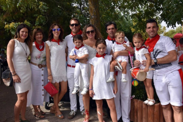 El domingo 15 de septiembre los cascantinos acudieron a la Basílica del Romero a honrar a su patrona, dentro de la programación de sus fiestas grandes. Tras la eucaristía, los vecinos bajaron a la plaza de los Fueros donde la Banda Municipal y la Coral Cais-Cantum interpretaron el Himno de las Cortes de Navarra. Posteriormente fue la Jota de Cascante la protagonista del día, con la participación de la Banda Municipal, los Gaiteros y la Comparsa de Gigantes.