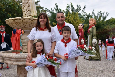 El domingo 15 de septiembre los cascantinos acudieron a la Basílica del Romero a honrar a su patrona, dentro de la programación de sus fiestas grandes. Tras la eucaristía, los vecinos bajaron a la plaza de los Fueros donde la Banda Municipal y la Coral Cais-Cantum interpretaron el Himno de las Cortes de Navarra. Posteriormente fue la Jota de Cascante la protagonista del día, con la participación de la Banda Municipal, los Gaiteros y la Comparsa de Gigantes.