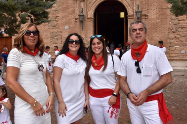 El domingo 15 de septiembre los cascantinos acudieron a la Basílica del Romero a honrar a su patrona, dentro de la programación de sus fiestas grandes. Tras la eucaristía, los vecinos bajaron a la plaza de los Fueros donde la Banda Municipal y la Coral Cais-Cantum interpretaron el Himno de las Cortes de Navarra. Posteriormente fue la Jota de Cascante la protagonista del día, con la participación de la Banda Municipal, los Gaiteros y la Comparsa de Gigantes.