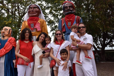 El domingo 15 de septiembre los cascantinos acudieron a la Basílica del Romero a honrar a su patrona, dentro de la programación de sus fiestas grandes. Tras la eucaristía, los vecinos bajaron a la plaza de los Fueros donde la Banda Municipal y la Coral Cais-Cantum interpretaron el Himno de las Cortes de Navarra. Posteriormente fue la Jota de Cascante la protagonista del día, con la participación de la Banda Municipal, los Gaiteros y la Comparsa de Gigantes.