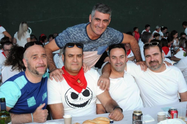 El 14 de septiembre los vecinos de Mélida celebraron la tradicional procesión hasta la ermita de la Santa Cruz. Tras el acto oficial, más de cuatrocientas personas se reunieron para participar en una comida de hermandad.