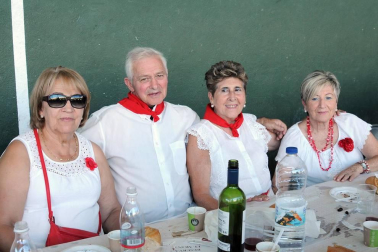 El 14 de septiembre los vecinos de Mélida celebraron la tradicional procesión hasta la ermita de la Santa Cruz. Tras el acto oficial, más de cuatrocientas personas se reunieron para participar en una comida de hermandad.