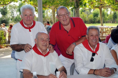 El 14 de septiembre los vecinos de Mélida celebraron la tradicional procesión hasta la ermita de la Santa Cruz. Tras el acto oficial, más de cuatrocientas personas se reunieron para participar en una comida de hermandad.