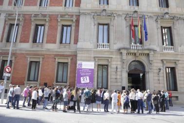 El Parlamento de Navarra ha evidenciado su adhesión al Día Mundial del Alzheimer con la participación de representantes de todos los grupos en un acto conmemorativo organizado por el Legislativo Foral junto a la Asociación de Familiares de Alzheimer de Navarra (AFAN).