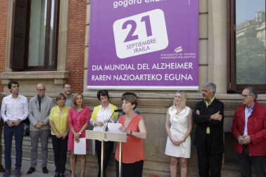 El Parlamento de Navarra ha evidenciado su adhesión al Día Mundial del Alzheimer con la participación de representantes de todos los grupos en un acto conmemorativo organizado por el Legislativo Foral junto a la Asociación de Familiares de Alzheimer de Navarra (AFAN).