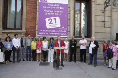 El Parlamento de Navarra ha evidenciado su adhesión al Día Mundial del Alzheimer con la participación de representantes de todos los grupos en un acto conmemorativo organizado por el Legislativo Foral junto a la Asociación de Familiares de Alzheimer de Navarra (AFAN).