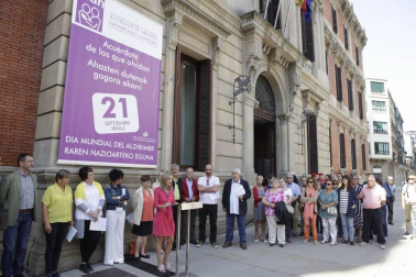 El Parlamento de Navarra ha evidenciado su adhesión al Día Mundial del Alzheimer con la participación de representantes de todos los grupos en un acto conmemorativo organizado por el Legislativo Foral junto a la Asociación de Familiares de Alzheimer de Navarra (AFAN).